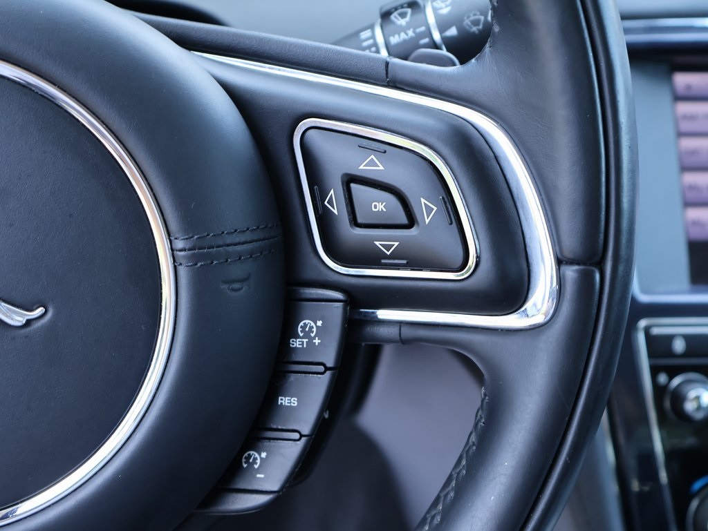 2014 Jaguar XJ Base photo 30