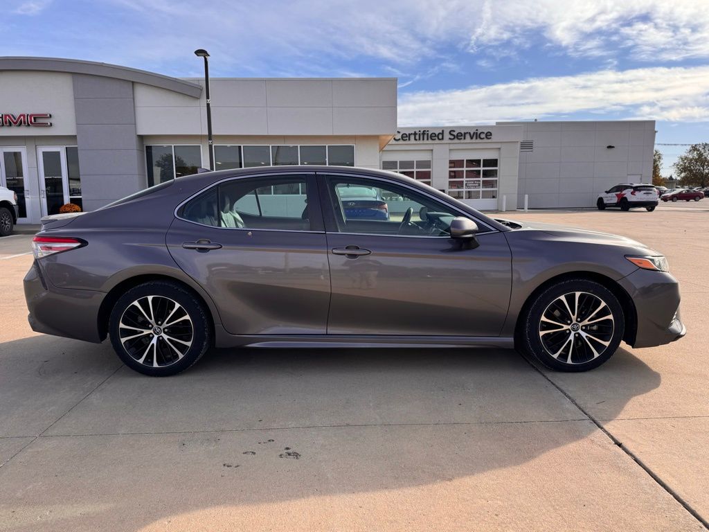 2019 Toyota Camry LE photo 3