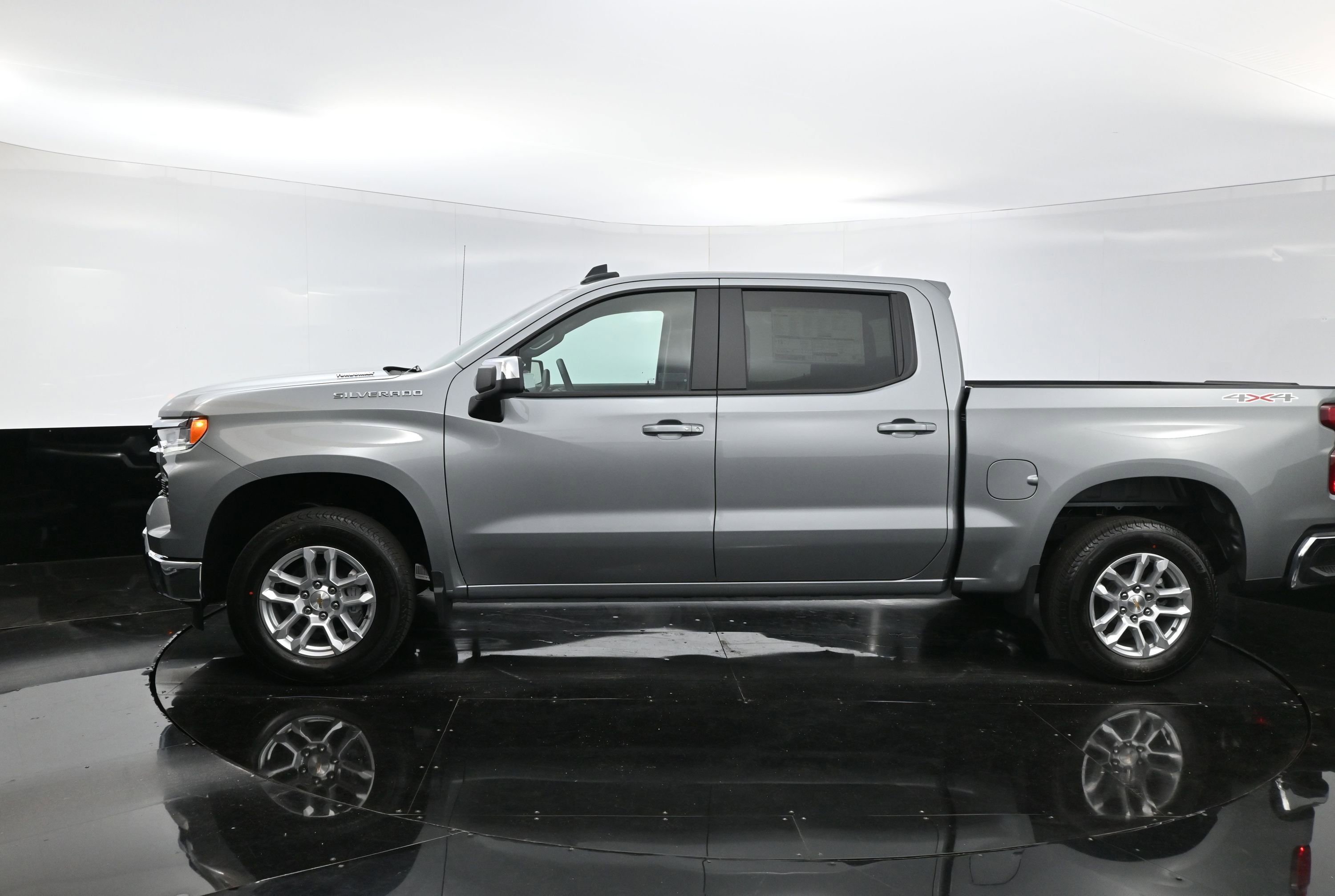 2025 Chevrolet Silverado 1500 LT photo 4