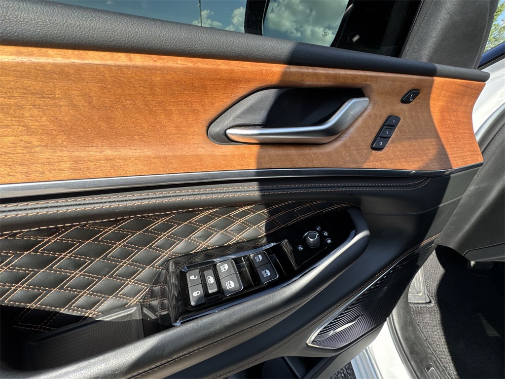 2023 Jeep Grand Cherokee Summit photo 13