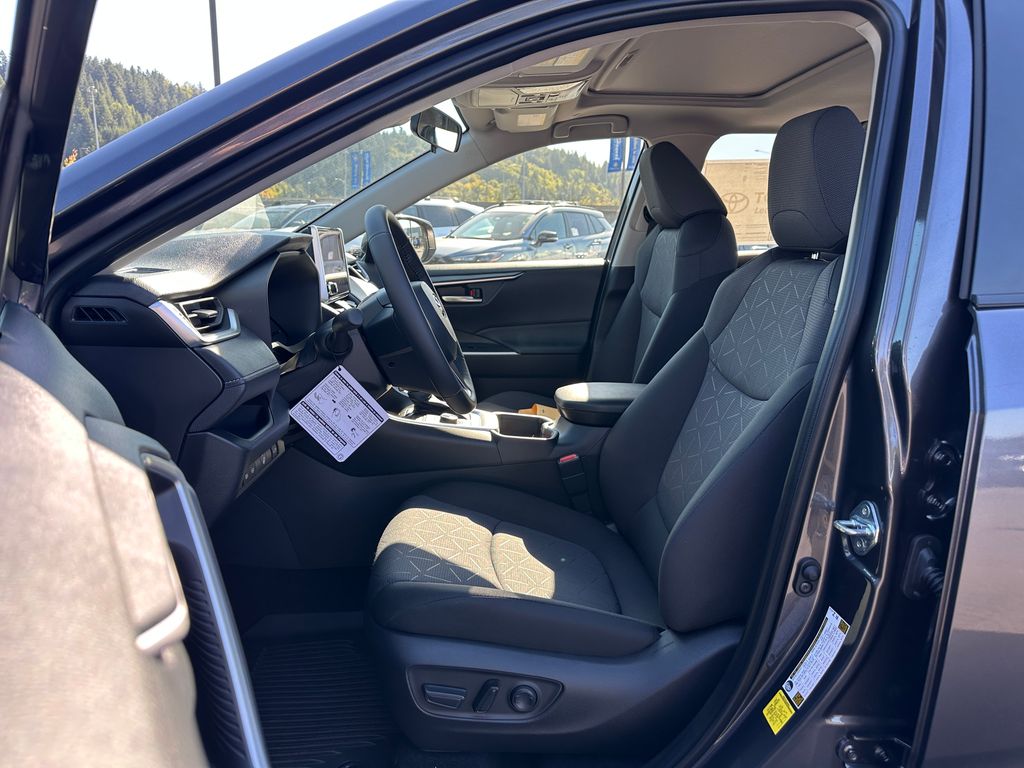 2025 Toyota RAV4 Hybrid XLE photo 13