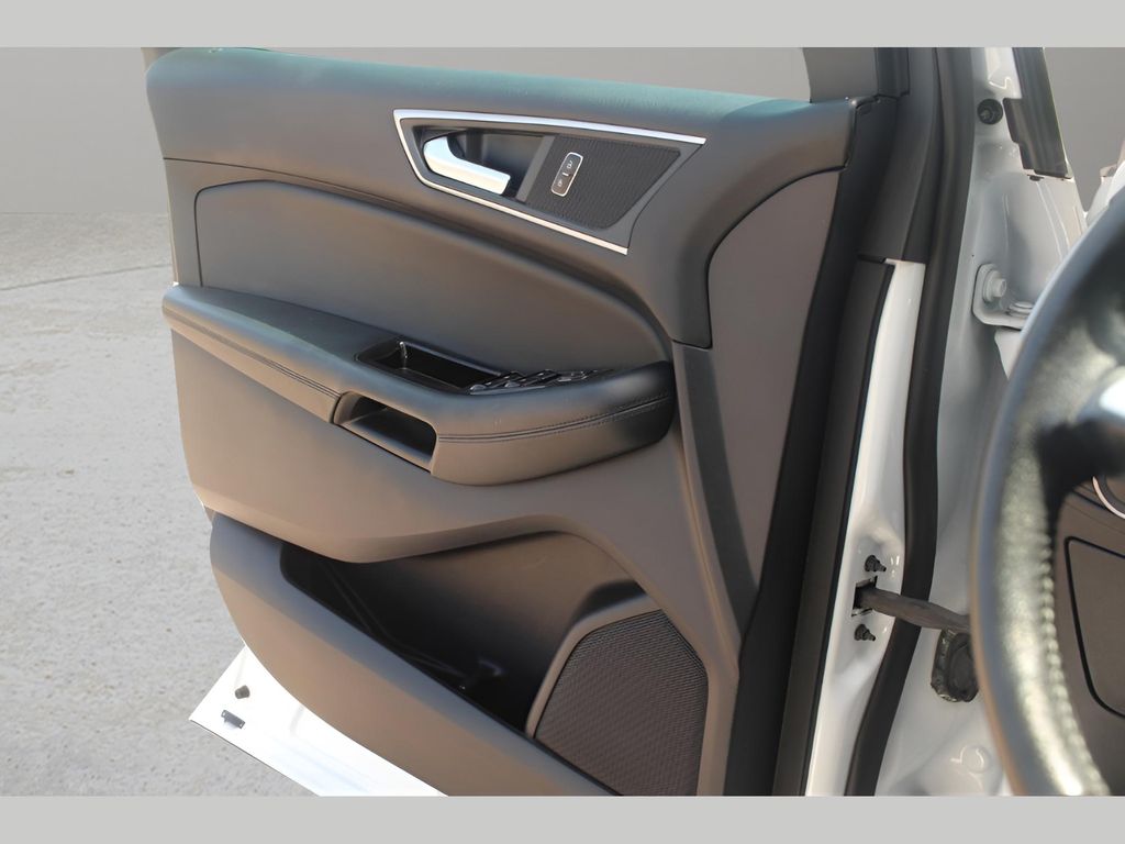 2020 Ford Edge SEL photo 13
