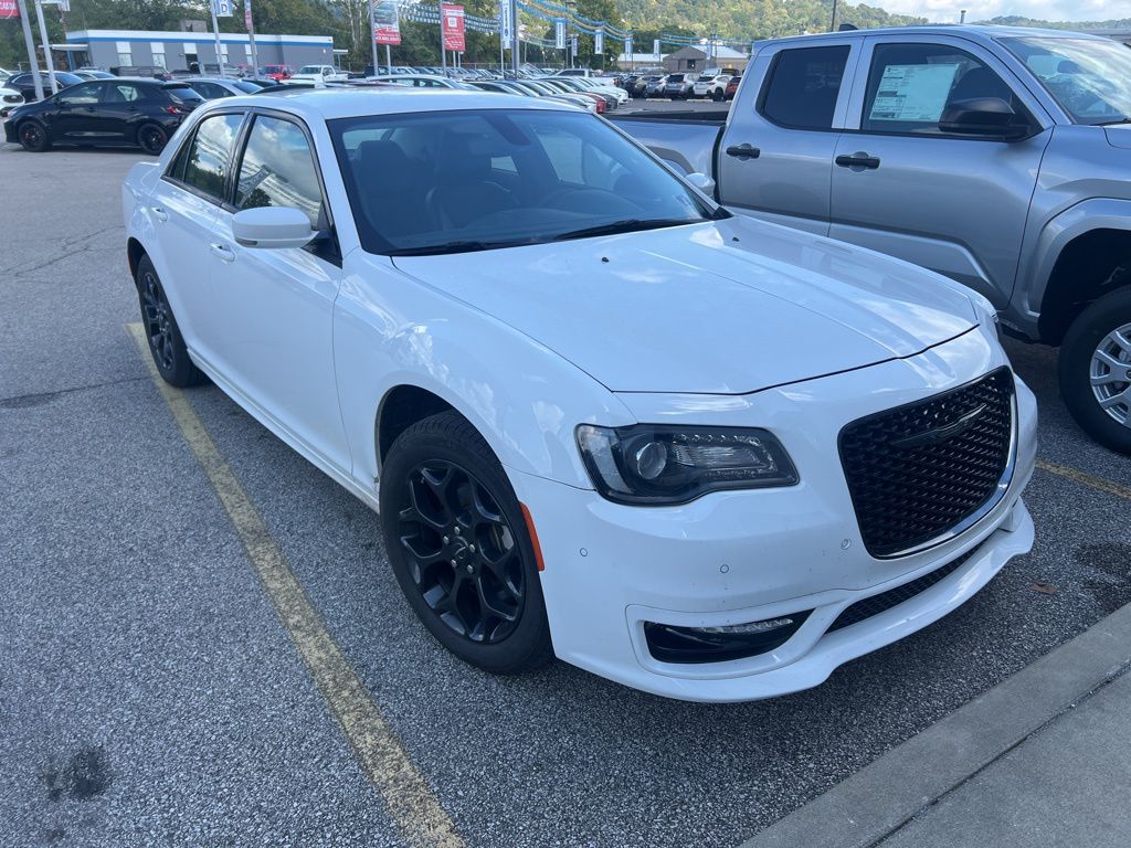 2023 Chrysler 300 Touring L photo 3