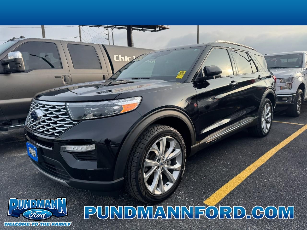 2023 Ford Explorer Platinum's photo
