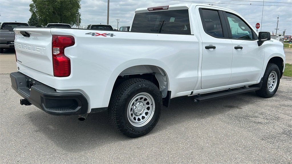 2024 Chevrolet Silverado 1500 photo 3