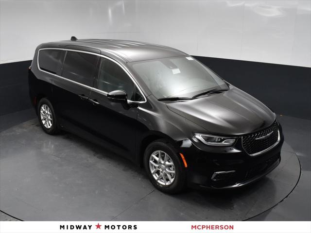 2026 Chrysler Pacifica Select's photo