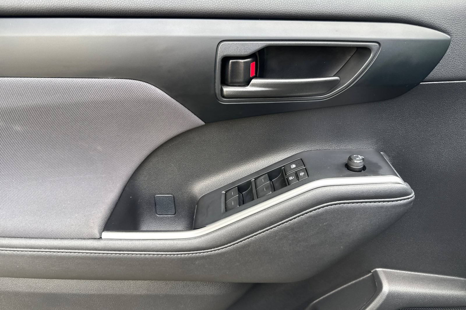 2024 Toyota Highlander LE photo 10