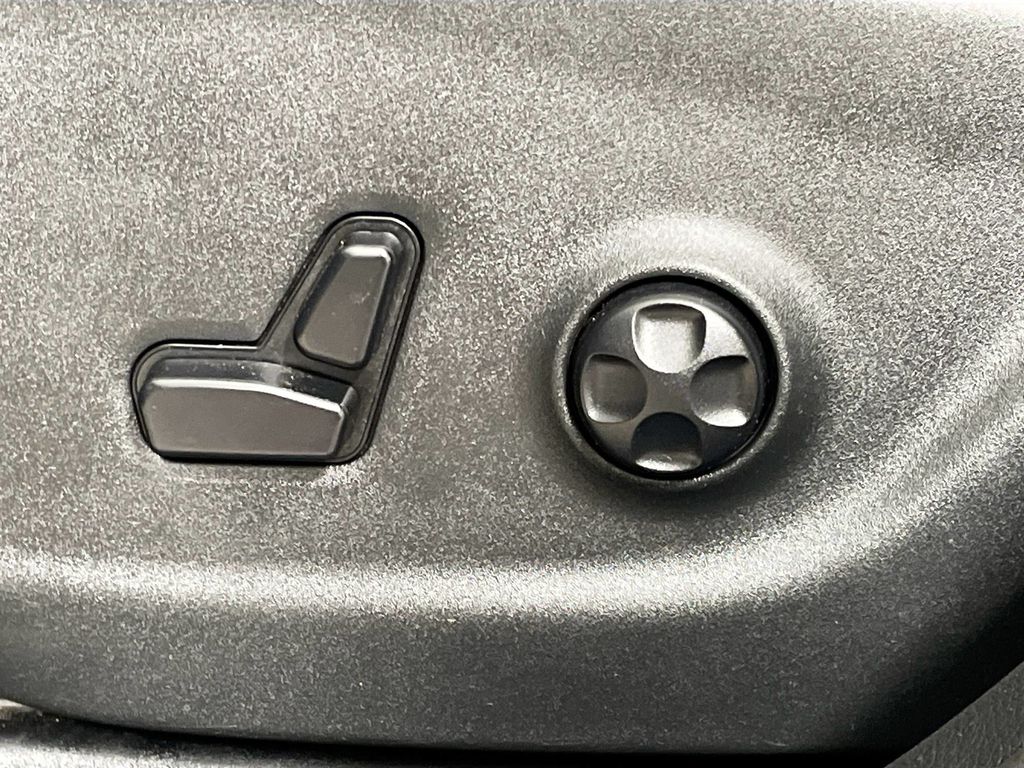 2020 Jeep Cherokee Limited photo 19
