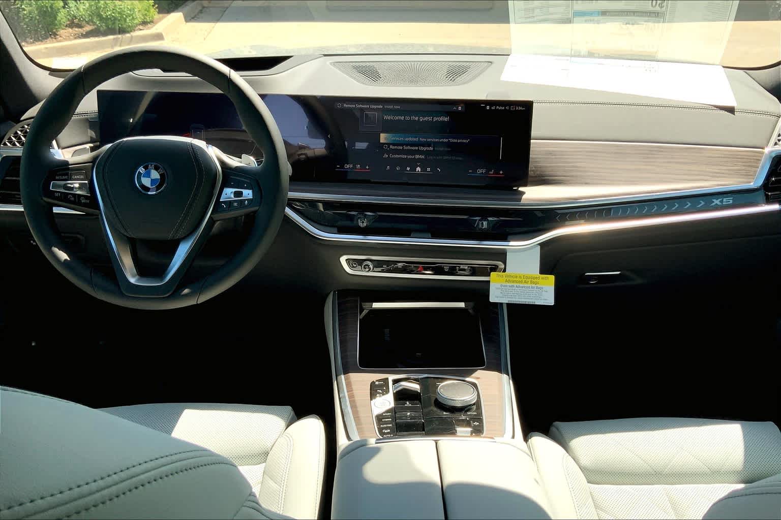 New 2025 Skyscraper Grey Metallic BMW xDrive50e image 5