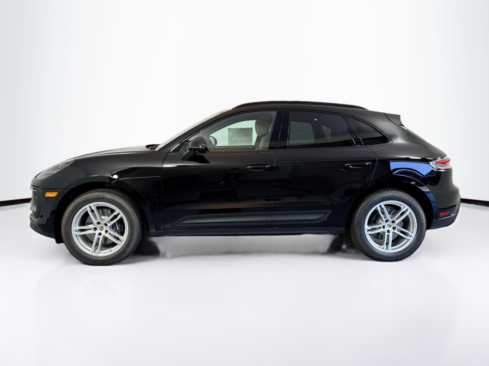 2025 Porsche Macan T photo 2