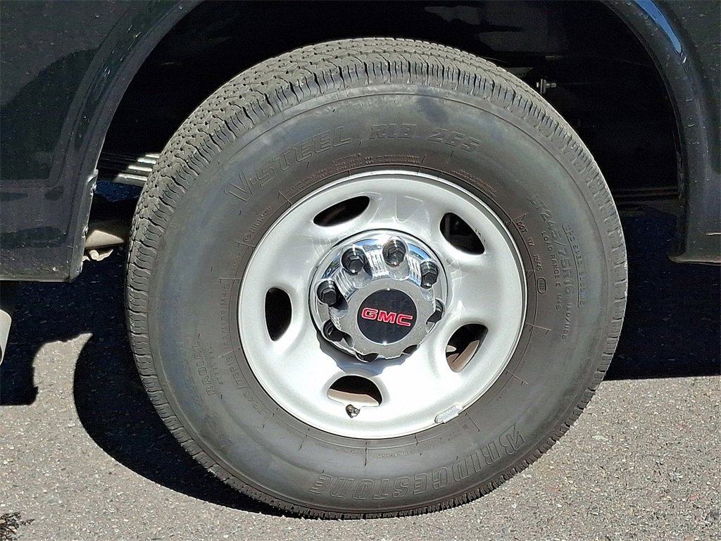 2025 Gmc Savana Passenger 2500 LT photo 4