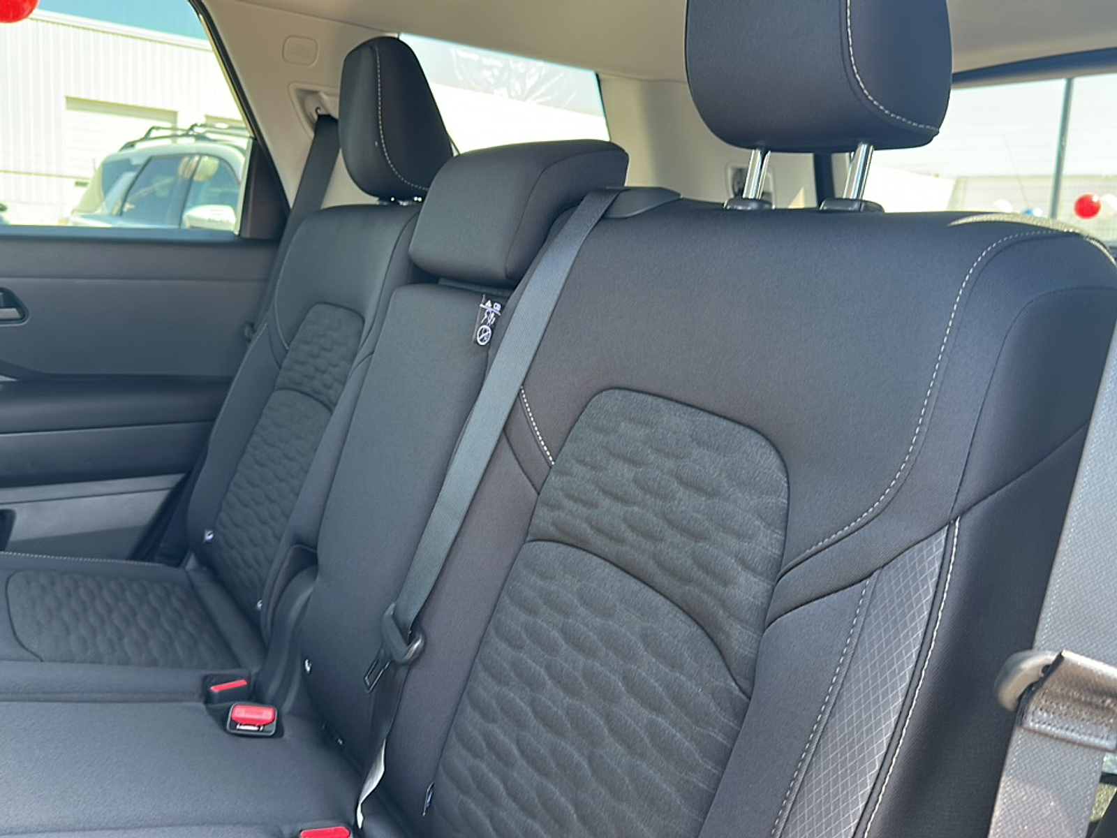 2025 Nissan Pathfinder S photo 4