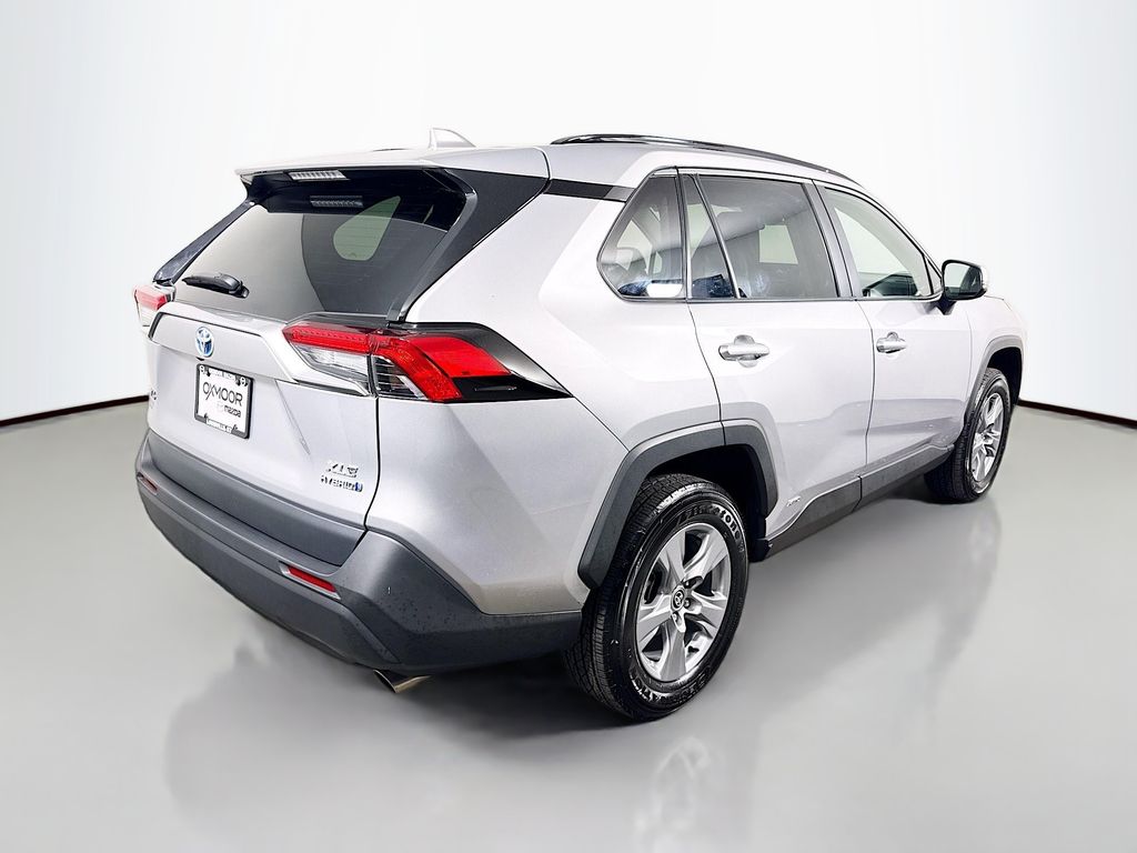 2022 Toyota RAV4 Hybrid XLE photo 6