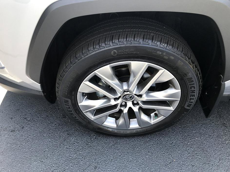 2023 Toyota RAV4 XLE Premium photo 8