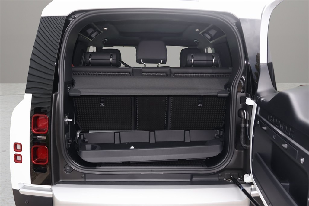 2025 Land Rover Defender 90 S photo 16