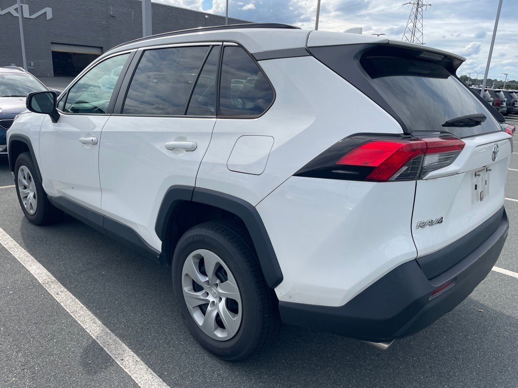 2021 Toyota RAV4 LE photo 3