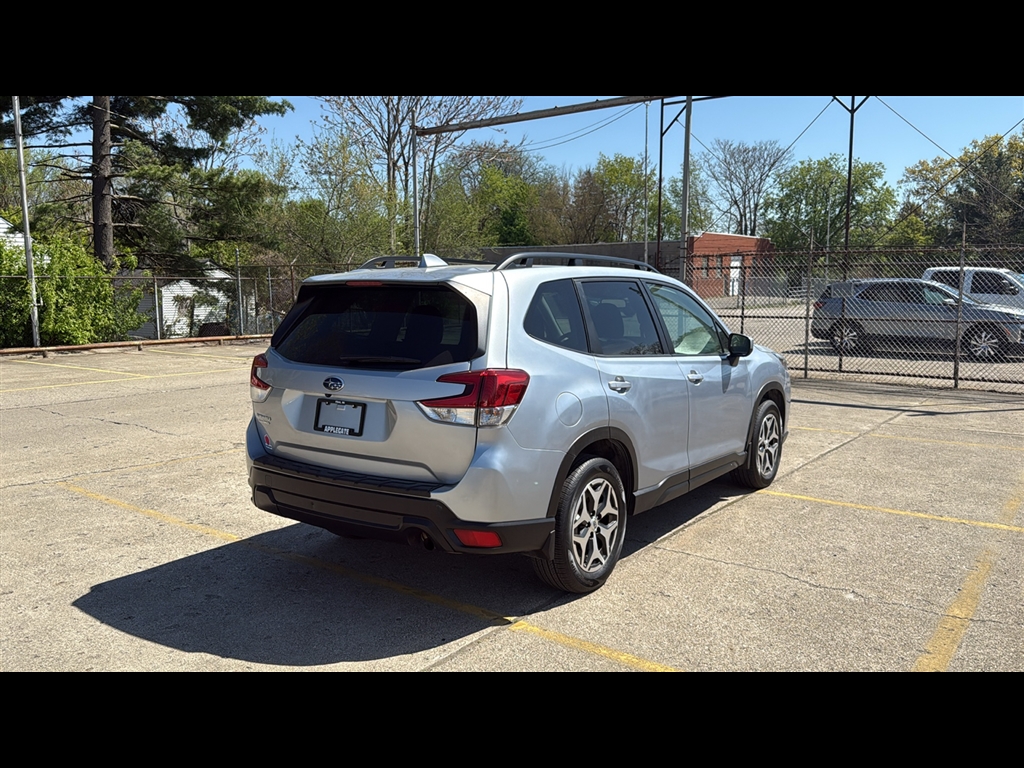 2023 Subaru Forester Premium photo 3