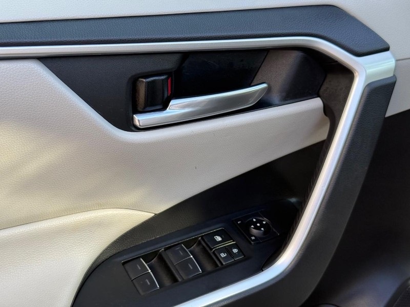 2022 Toyota RAV4 XLE photo 17