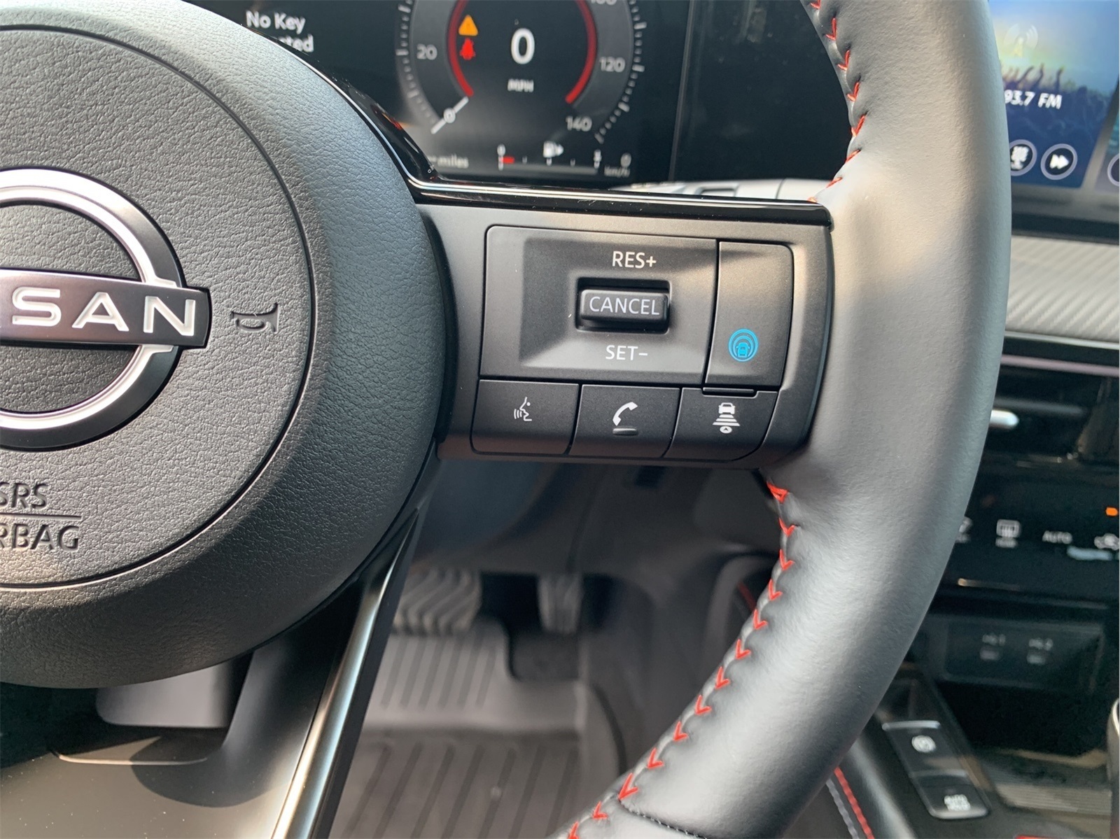 2025 Nissan Kicks SR photo 16