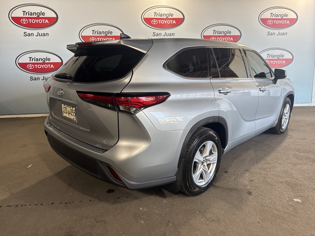2022 Toyota Highlander LE photo 2