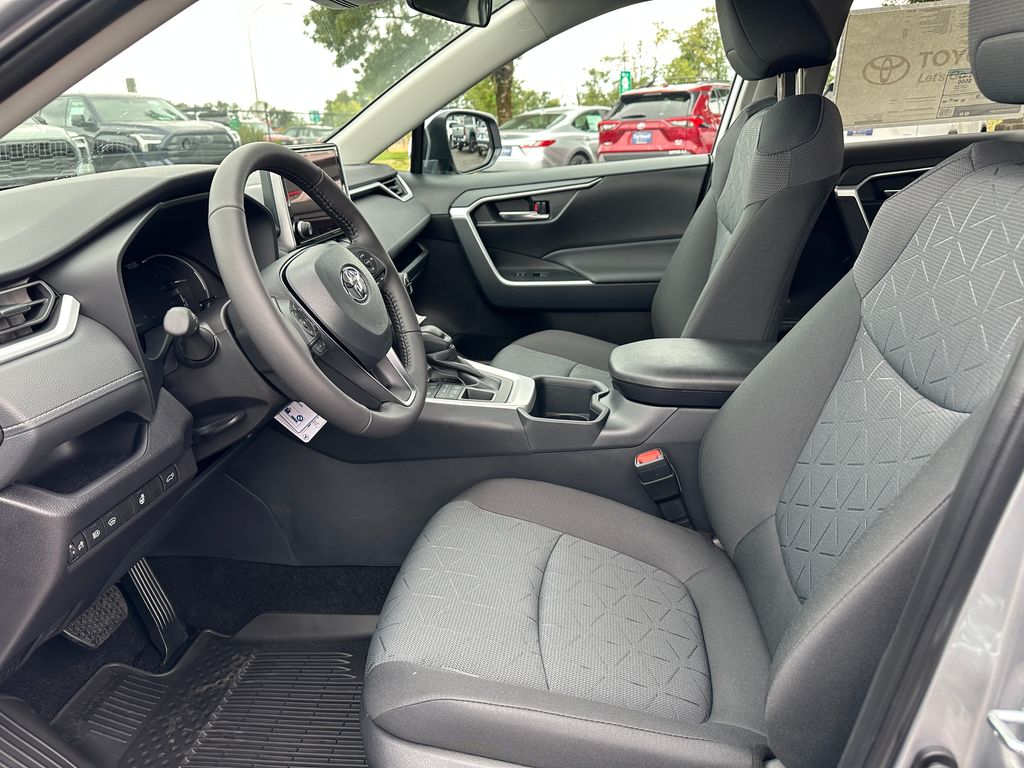 2025 Toyota RAV4 XLE photo 13