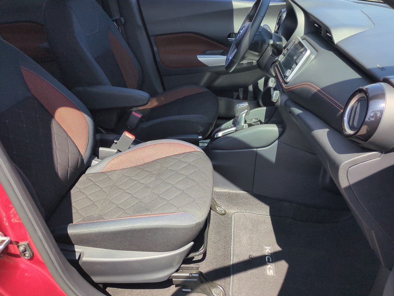 2020 Nissan Kicks SR photo 20