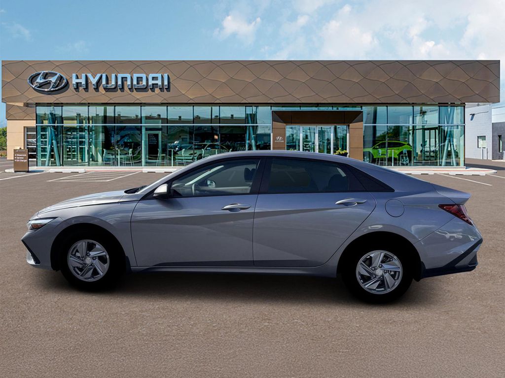 2026 Hyundai Elantra SE photo 2