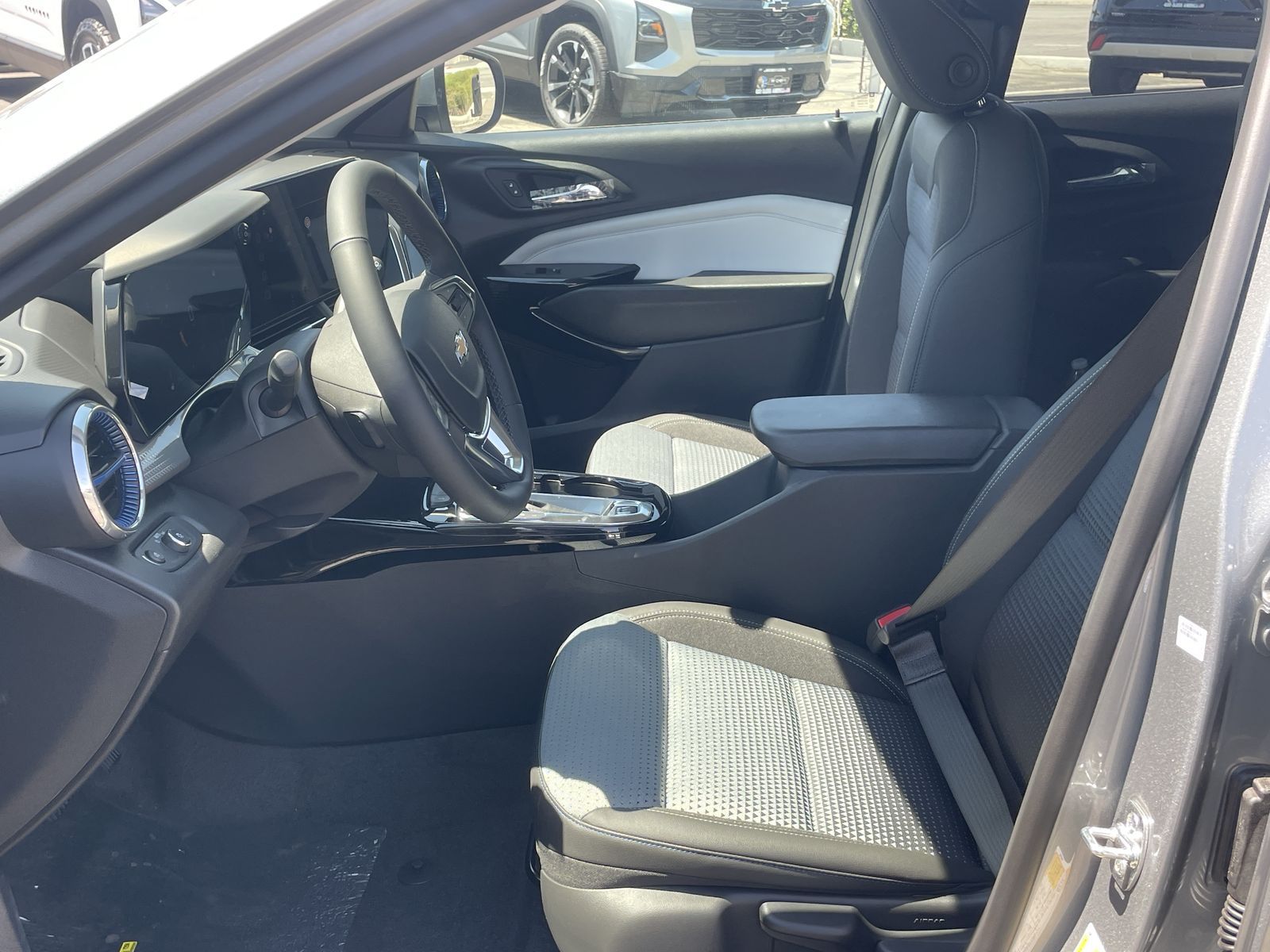 2025 Chevrolet Trax LT photo 22
