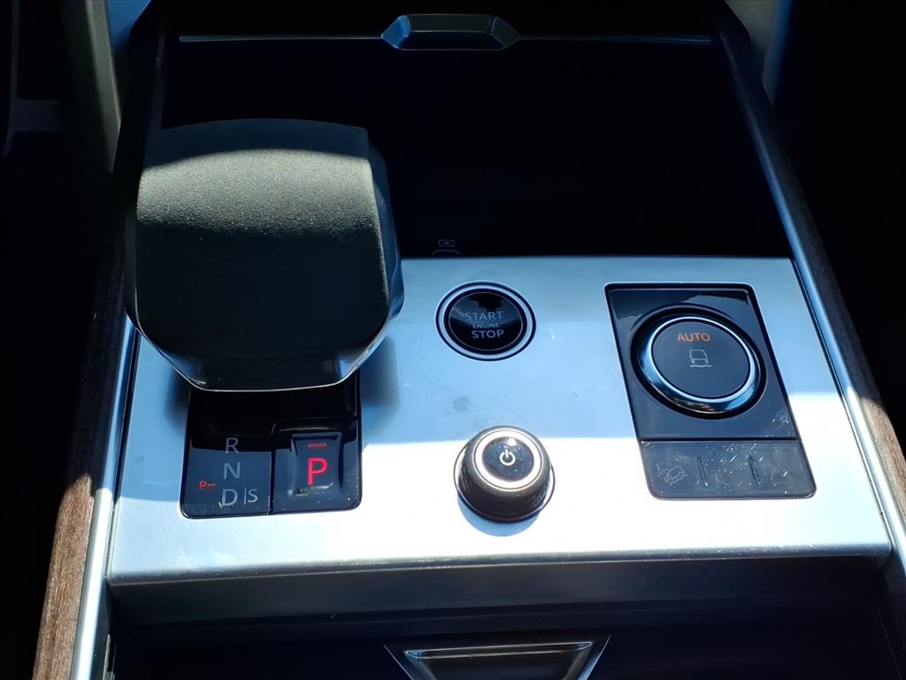 2023 Land Rover Range Rover SE photo 12