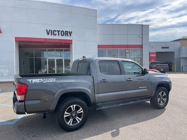 2017 Toyota Tacoma TRD Sport photo 4