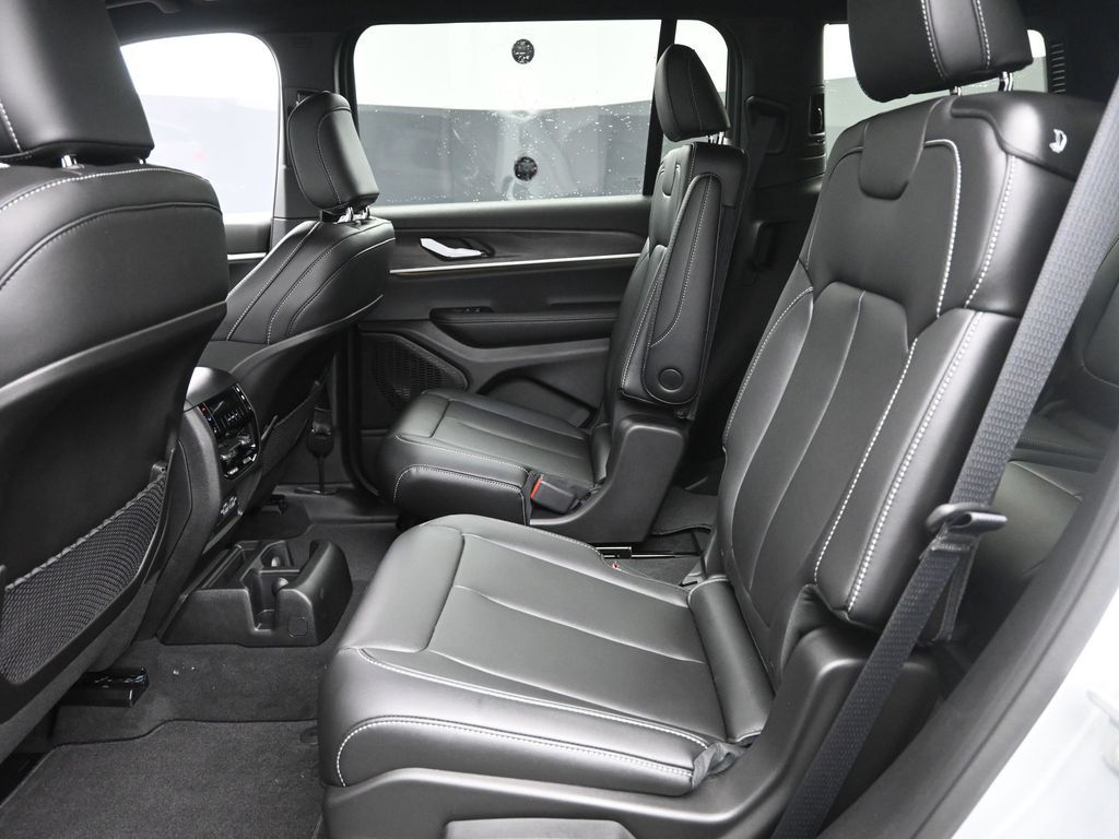 2025 Jeep Grand Cherokee Limited photo 9