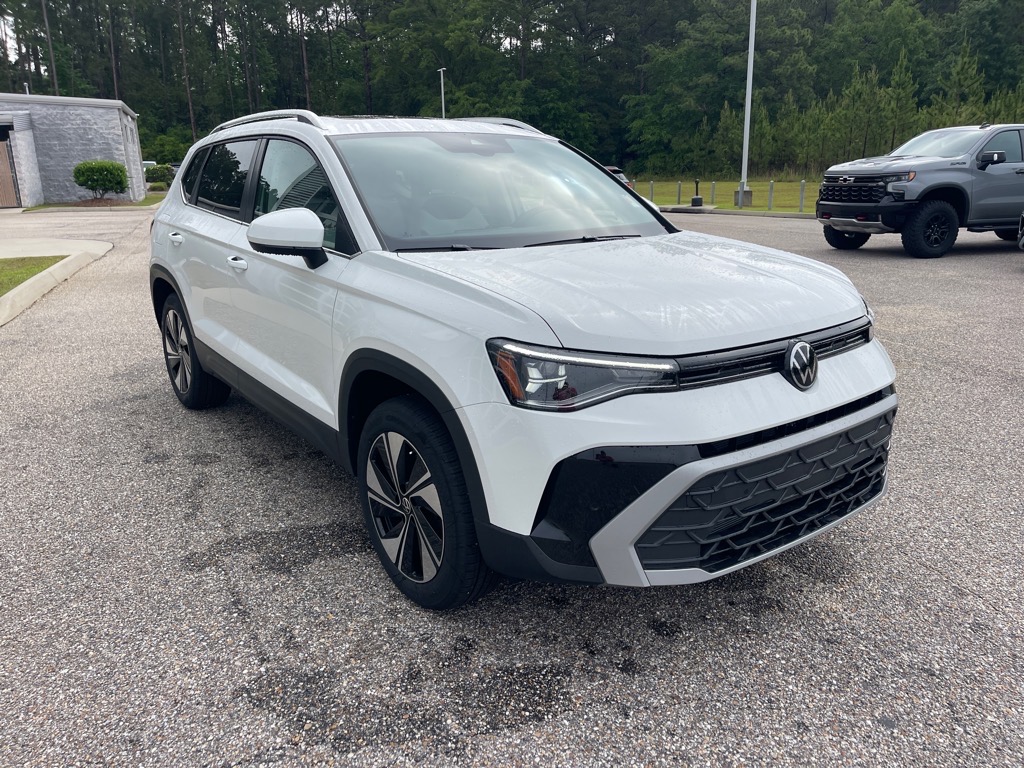 2025 Volkswagen Taos SE photo 3