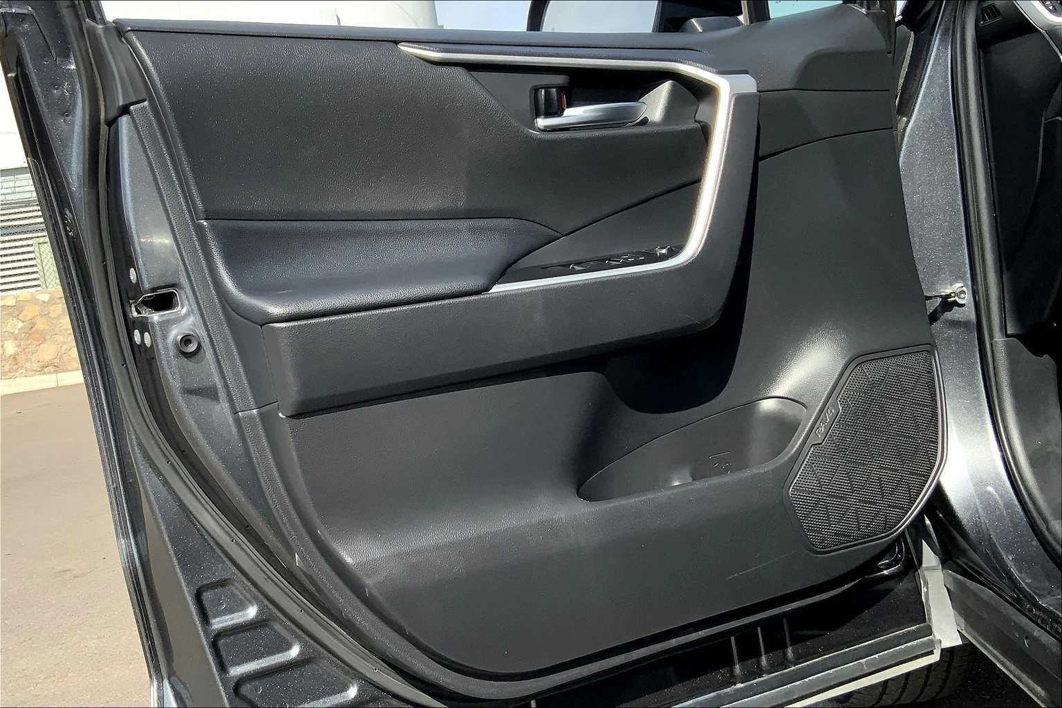 2021 Toyota RAV4 XLE photo 20