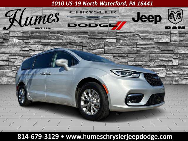 2022 Chrysler Pacifica Touring L's photo