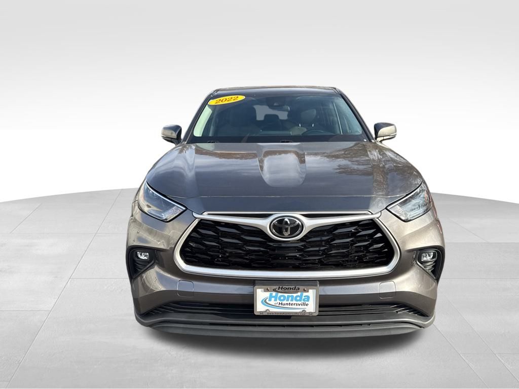 2022 Toyota Highlander LE photo 3
