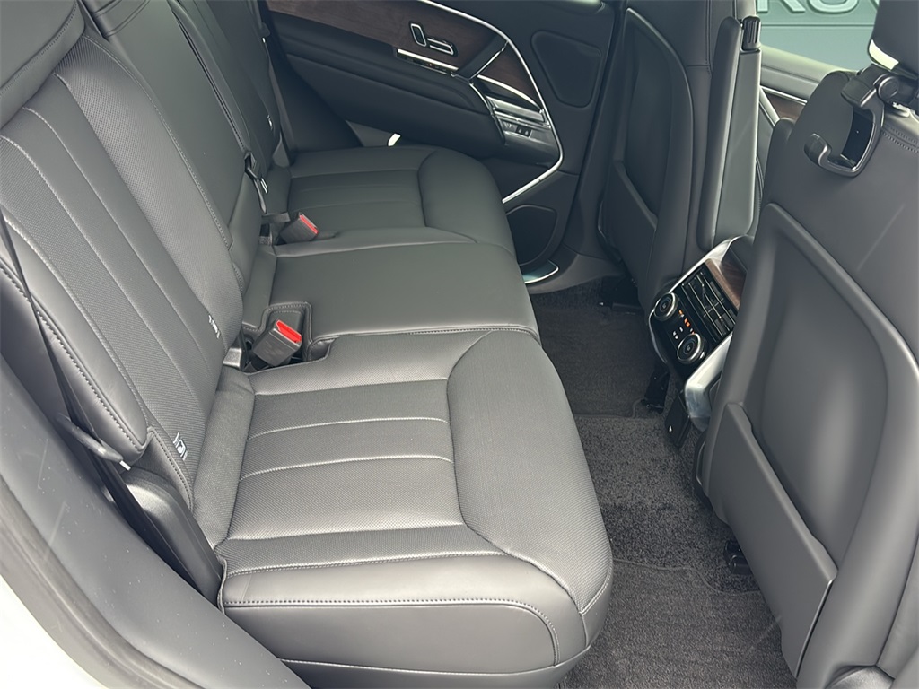 2025 Land Rover Range Rover SE photo 15