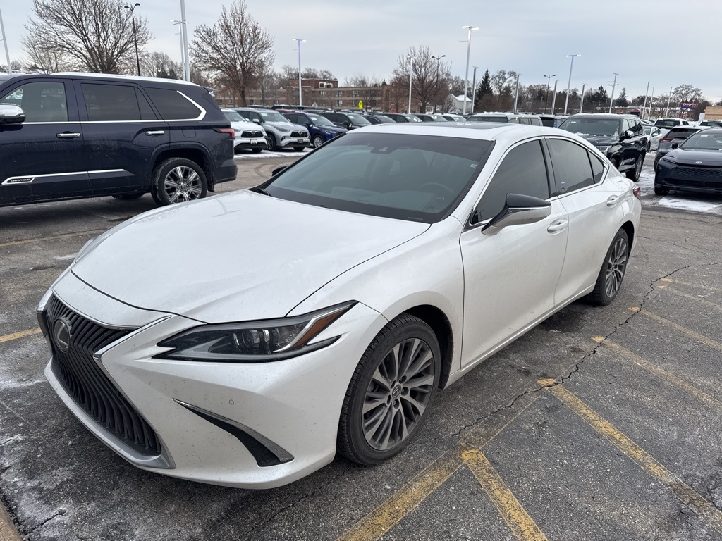 2021 Lexus ES 250's photo