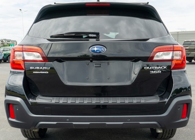 2019 Subaru Outback 3.6R Touring photo 2