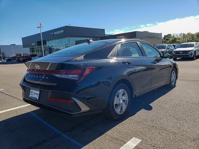 2025 Hyundai Elantra SE photo 4