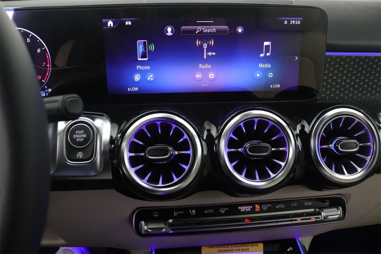 2025 Mercedes Benz GLB 250 photo 4