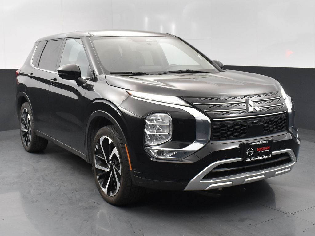 2024 Mitsubishi Outlander SE's photo