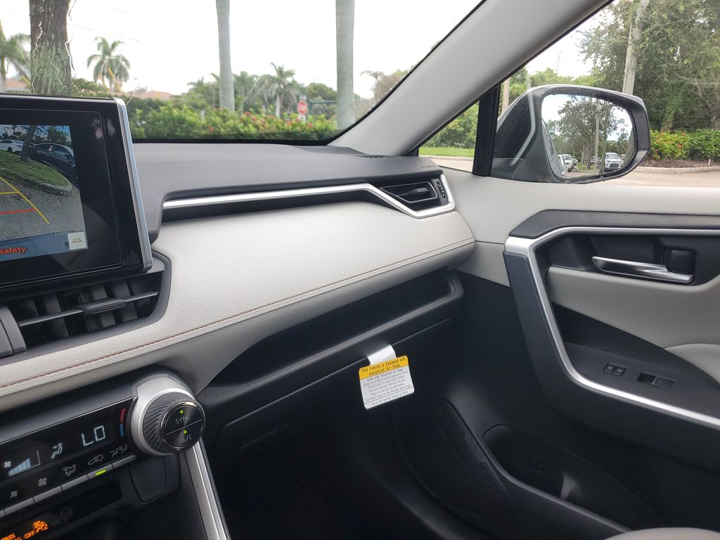2025 Toyota RAV4 Hybrid XLE photo 26