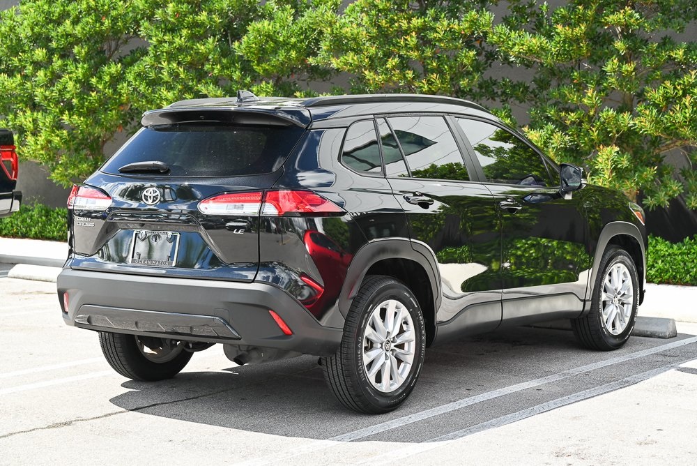 2022 Toyota Corolla Cross LE photo 2