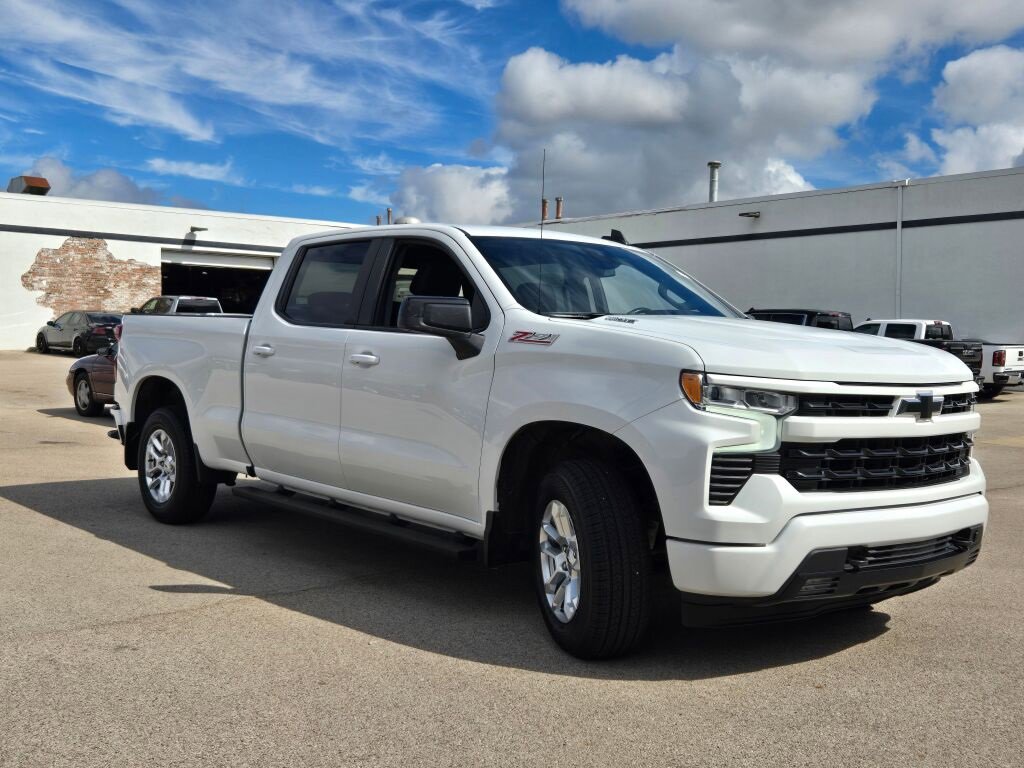 2023 Chevrolet Silverado 1500 RST photo 2