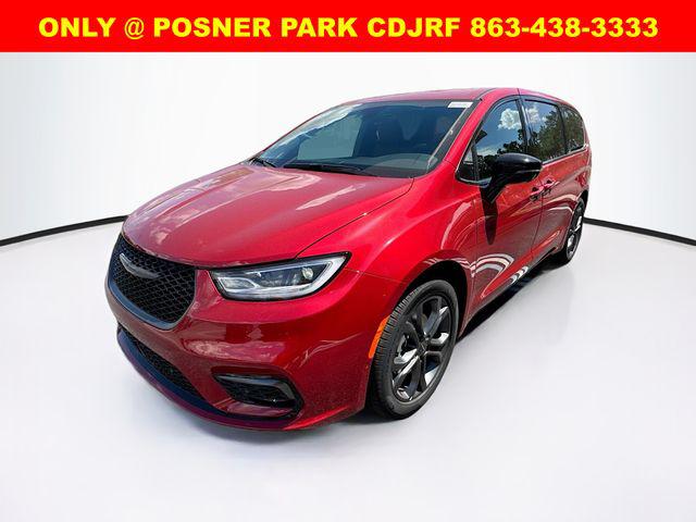 2026 Chrysler Pacifica Select's photo