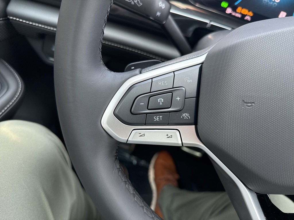 2025 Volkswagen Atlas Cross Sport SEL R-Line photo 12