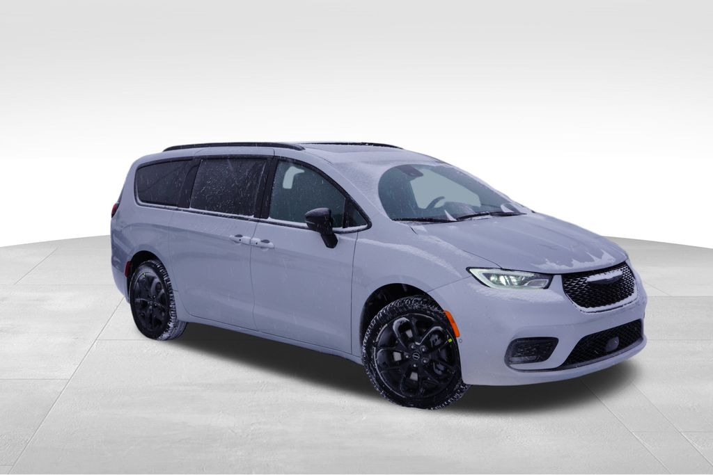 2026 Chrysler Pacifica Limited's photo