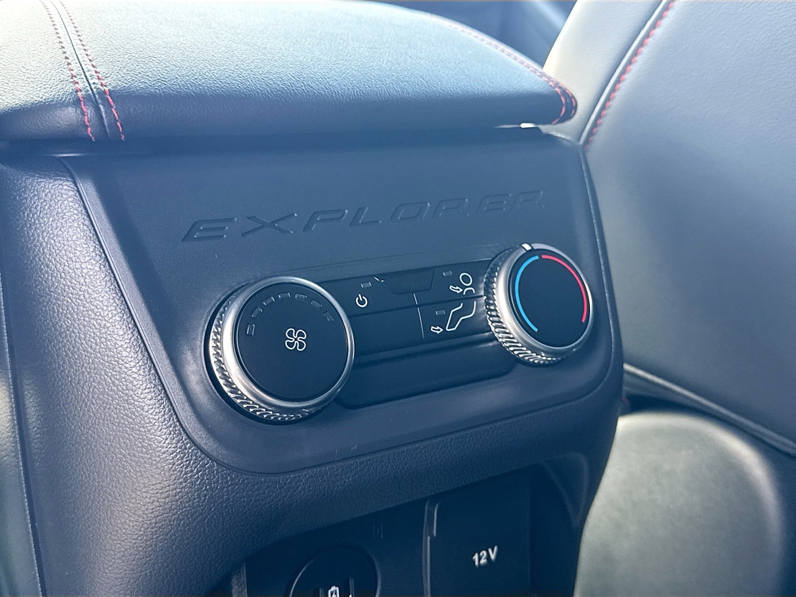 2025 Ford Explorer ST-Line photo 23