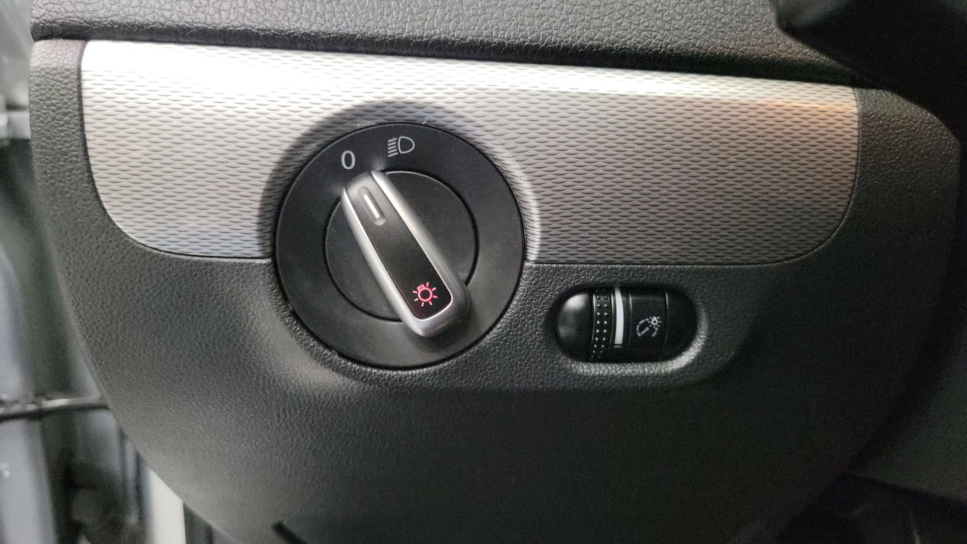 Used 2015 Reflex Silver Metallic Volkswagen 1.8T SE image 23