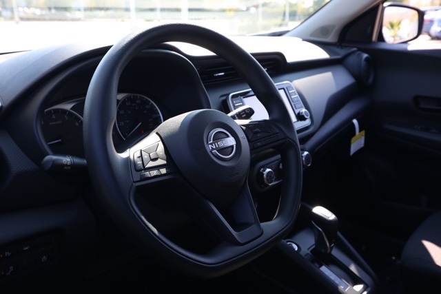 2025 Nissan Kicks Play S photo 12